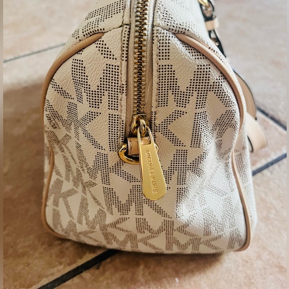 Michael Kors Grayson medium satchel w/matching checkbook cover - Picture 5 of 14